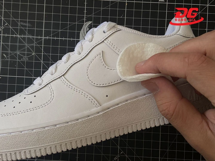 Vệ sinh trước khi nhuộm giày sneaker bằng sơn acrylic