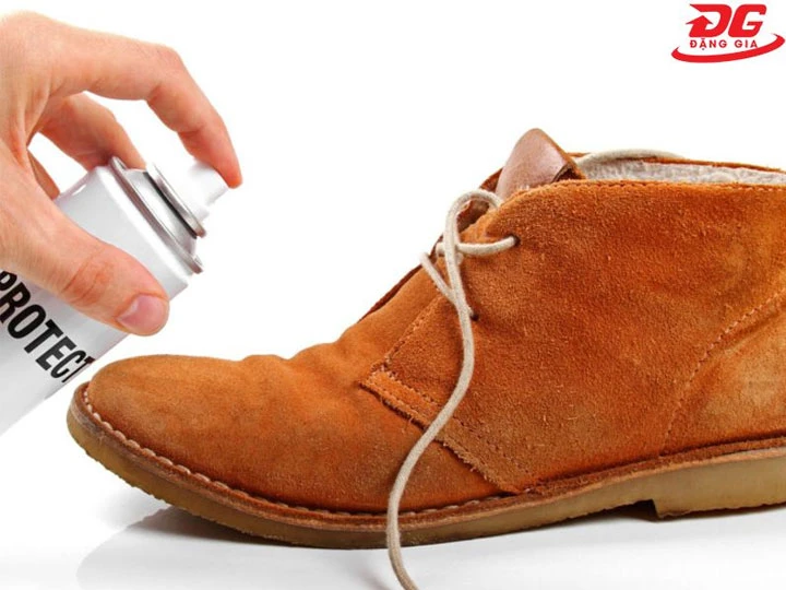 Xịt đều dung dịch nhuộm giày da lộn