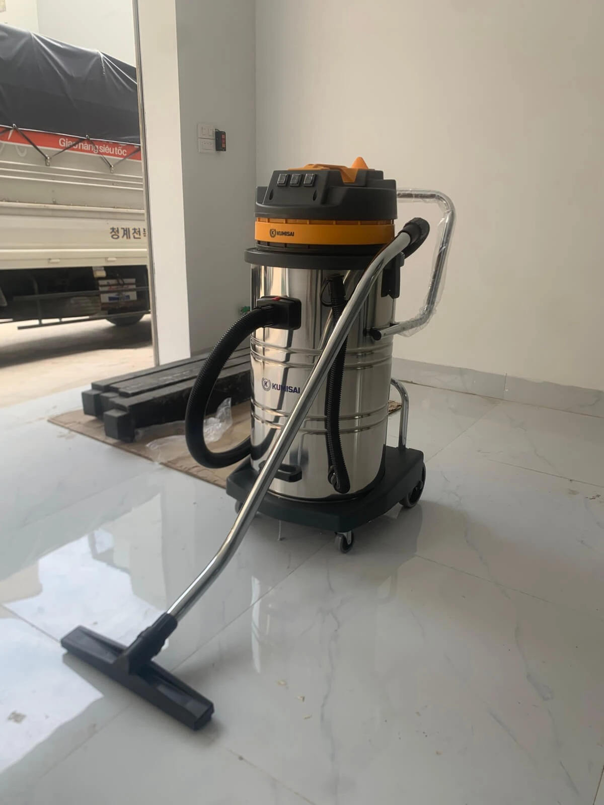 Bàn giao máy hút bụi Kumisai KMS-80A cho xưởng vật liệu Hoàng Long
