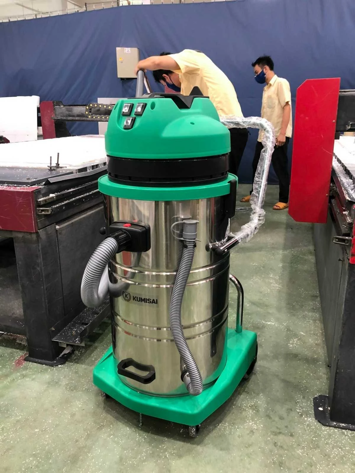 Giao máy hút bụi công nghiệp KMS 803 cho Công ty TNHH Cơ khí Minh Hòa 4