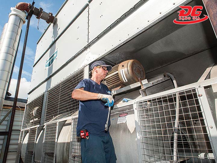 vệ sinh động cơ tháp giải nhiệt