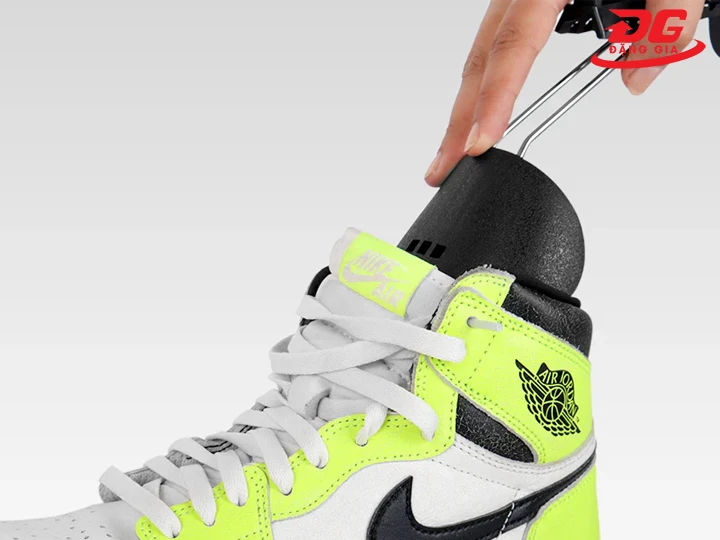 bảo quản giày sneaker bằng khung giữ form