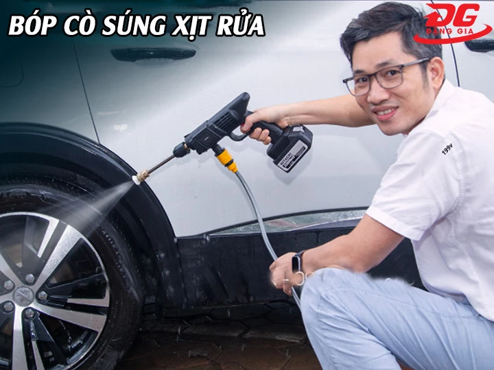 bóp cò súng máy rửa xe Hitachi bắt đầu xịt rửa