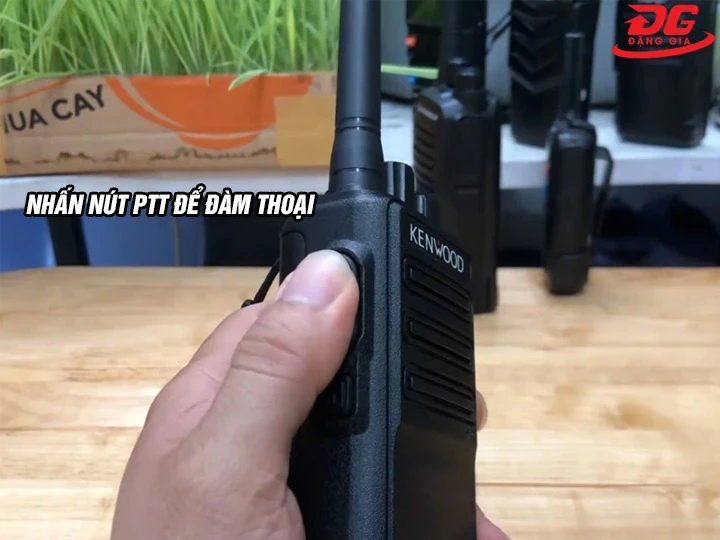 Cách thao tác vớ nút PTT bộ đàm