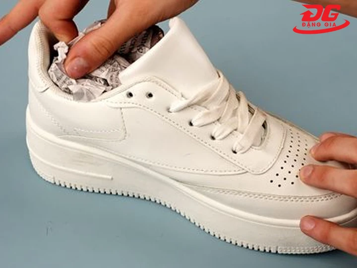 Cách làm khô giày sneaker