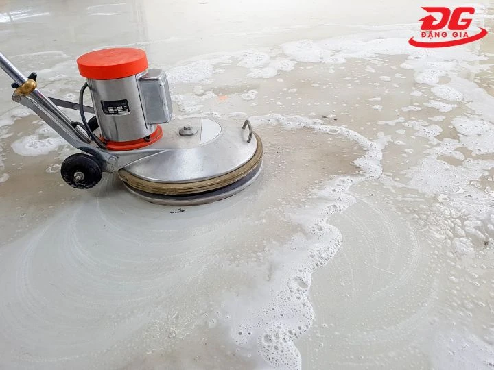 Làm sạch xi măng trên nền gạch nhám bằng máy chà sàn