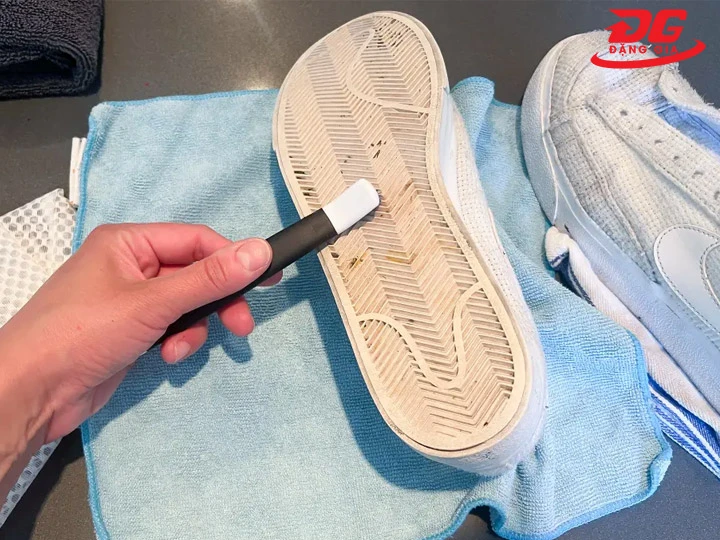 Vệ sinh đế giày sneaker