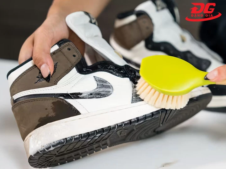 Vệ sinh giày sneaker bằng bàn chải