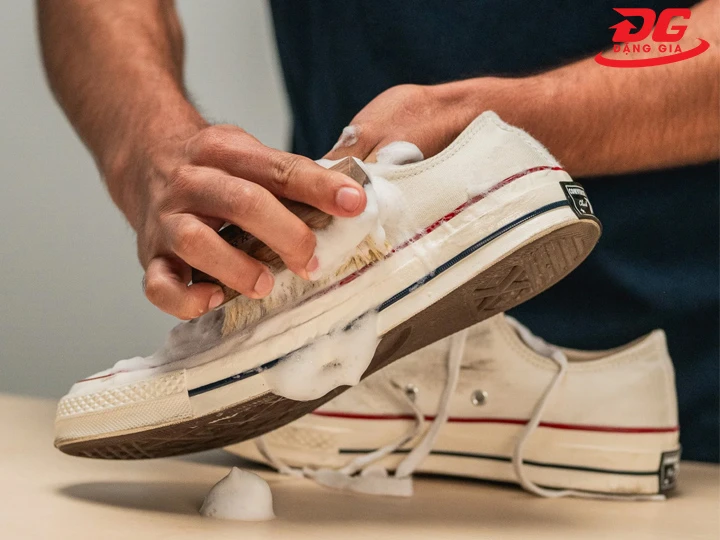 Vệ sinh giày sneaker canvas