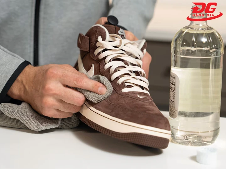 Vệ sinh giày sneaker da lộn