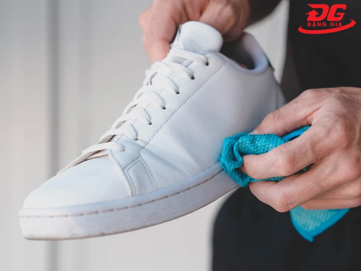 Vệ sinh giày sneaker da