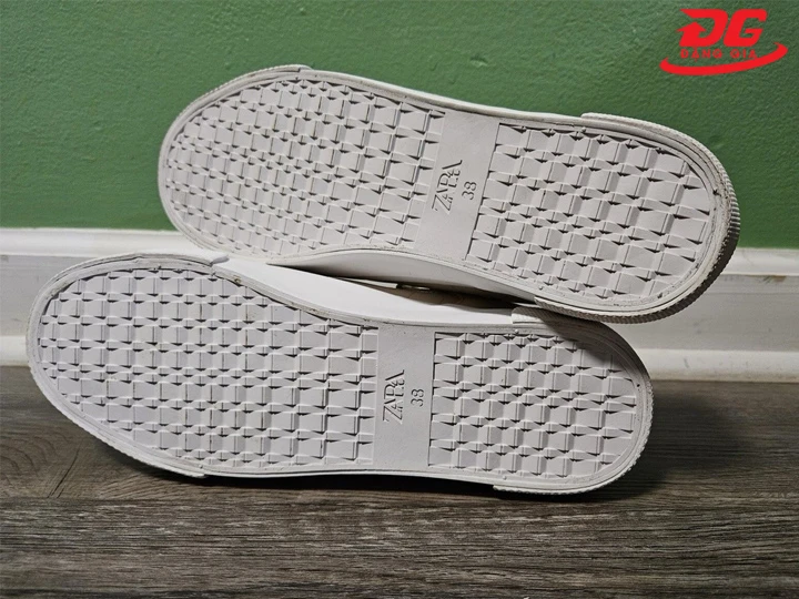Vệ sinh giày sneaker đế cao su