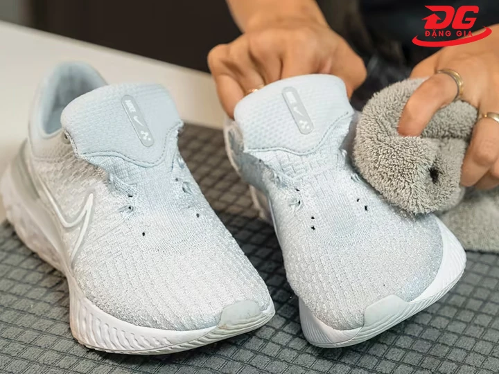 Vệ sinh giày sneaker lưới
