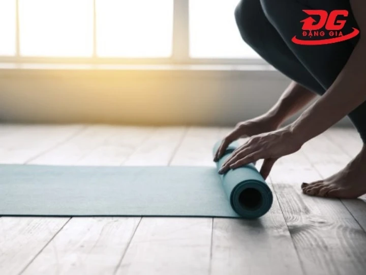 Cất giữ thảm yoga nơi thoáng mát, tránh nắng trực tiếp