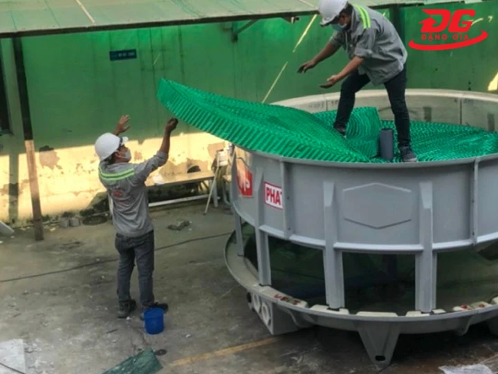 Cáu cặn tháp giải nhiệt nên vệ sinh tấm tản