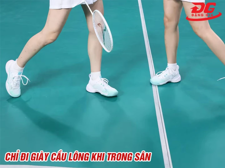 Chỉ đi giày cầu lông trong sân tập