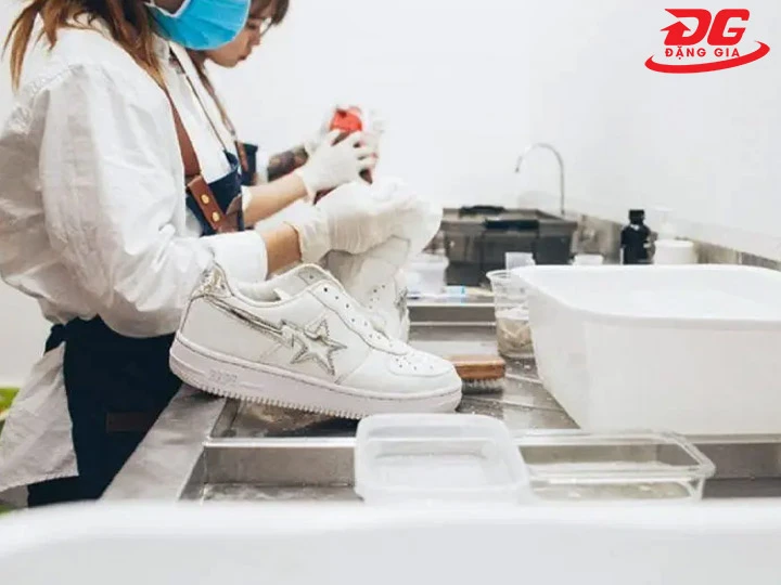Chọn dịch vụ vệ sinh giày tại Hà Nội