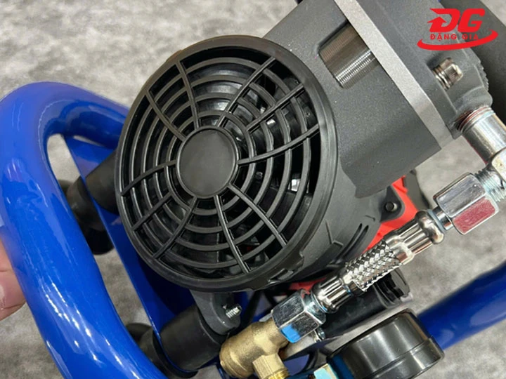 cơ chế hoạt động máy nén khí bằng pin