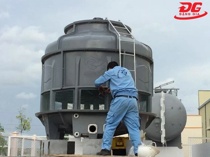Đặt tháp ở vị trí hợp lý, tránh gió mạnh
