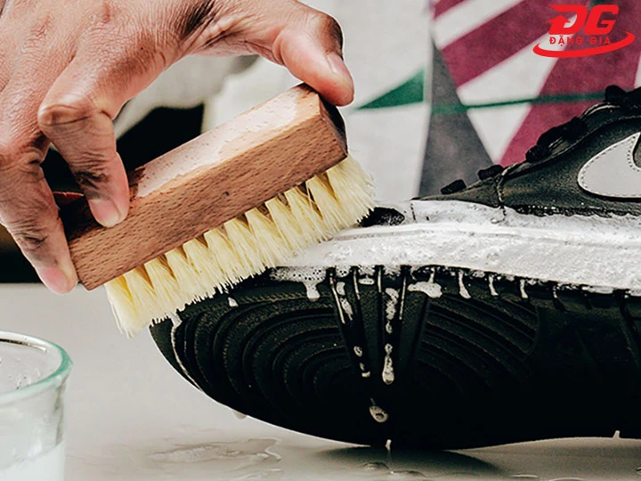 Dịch vụ vệ sinh giày tại Hà Nội Simple Sneaker care
