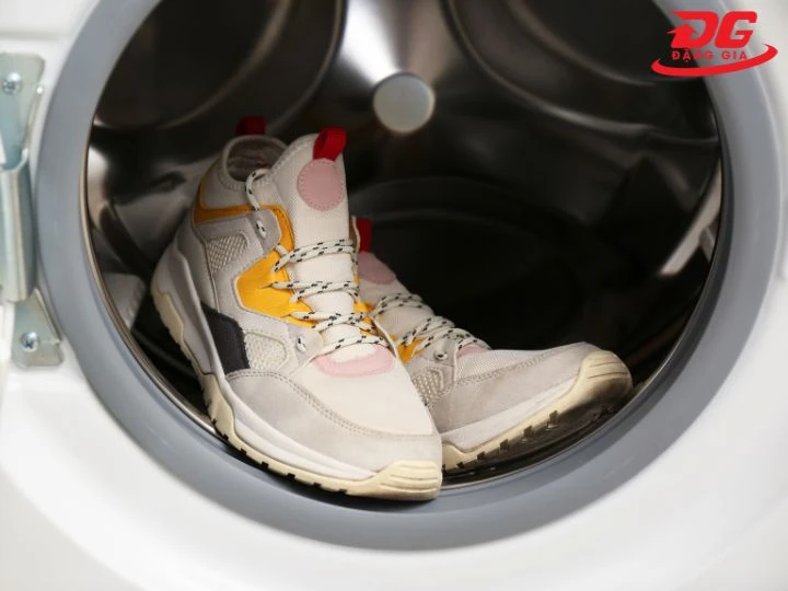 Cần tránh khi vệ sinh giày bóng rổ