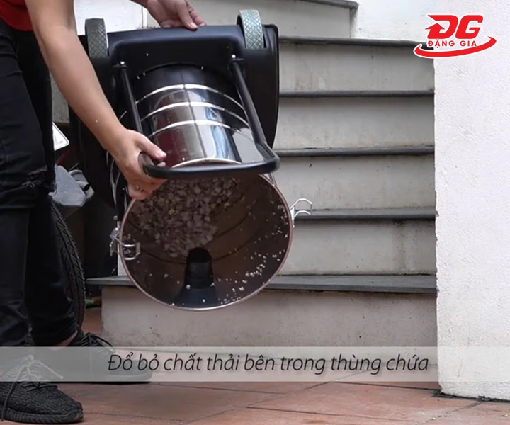 đổ bụi trong thùng chứa