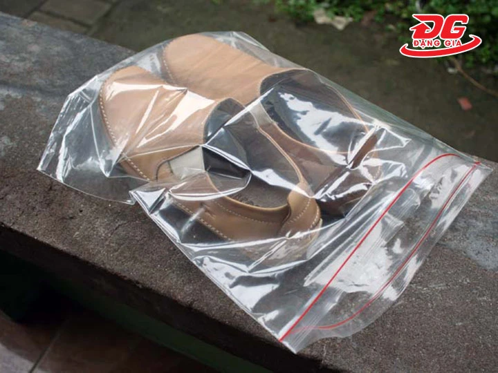 bảo quản giày trong túi nilon