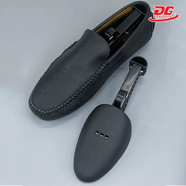 Sử dụng cây giữ form giày