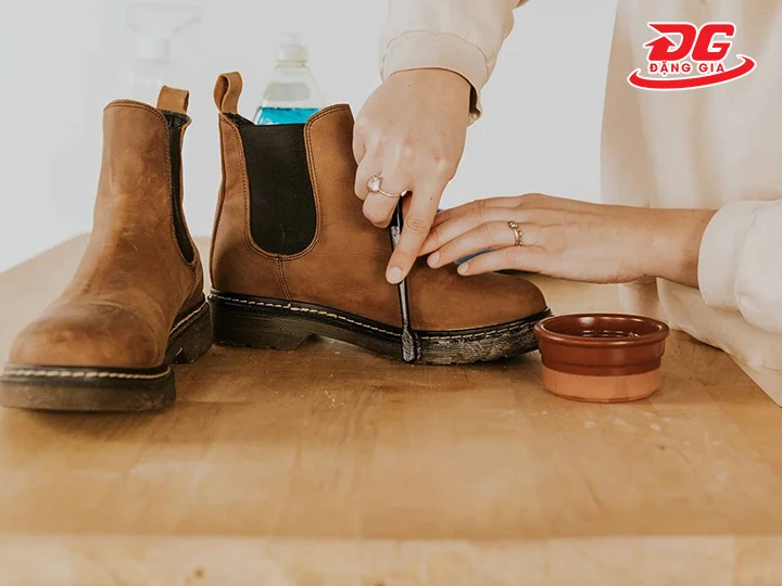 dùng dung dịch vệ sinh giày da làm sạch bụi bẩn