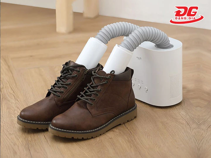 sấy khô giày bằng máy sấy