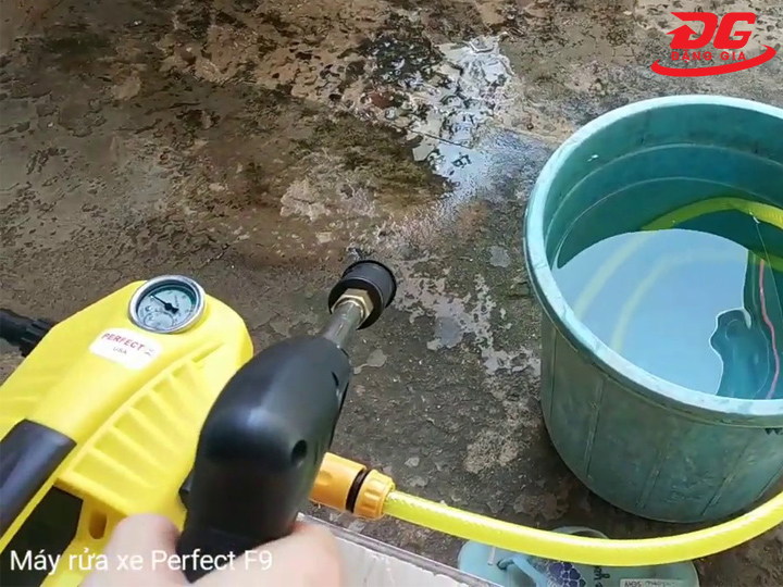 Dùng máy rửa xe Perfect