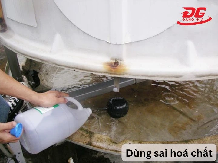 Dùng sai hoặc chọn hóa chất mạnh