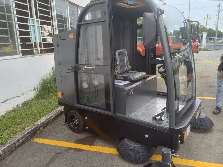 Giao hoàn tất xe quét rác ngồi lái Kumisai KMS S13 cho nhà xưởng Đông Yang