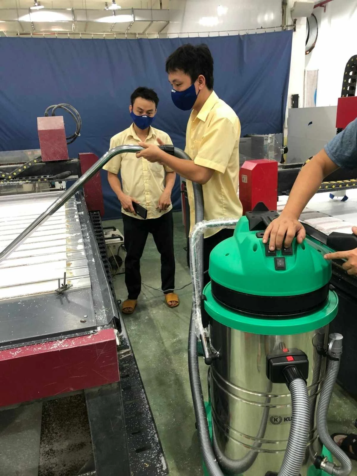 Giao máy hút bụi công nghiệp KMS 803 cho Công ty TNHH Cơ khí Minh Hòa 2