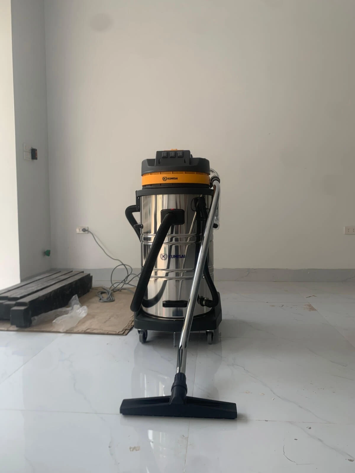 Giao máy hút bụi Kumisai KMS-80A cho xưởng vật liệu Hoàng Long