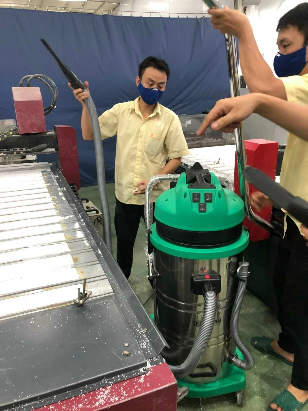 Giao máy hút bụi công nghiệp KMS 803 cho Công ty TNHH Cơ khí Minh Hòa 5