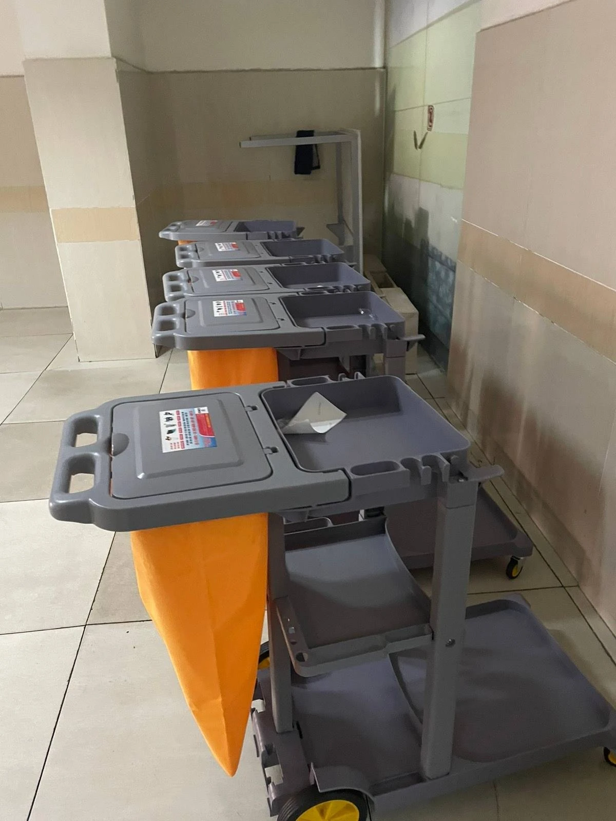 Hoàn tất bàn giao xe đẩy dọn vệ sinh Kumisai tới văn phòng Công ty Long Giang 2