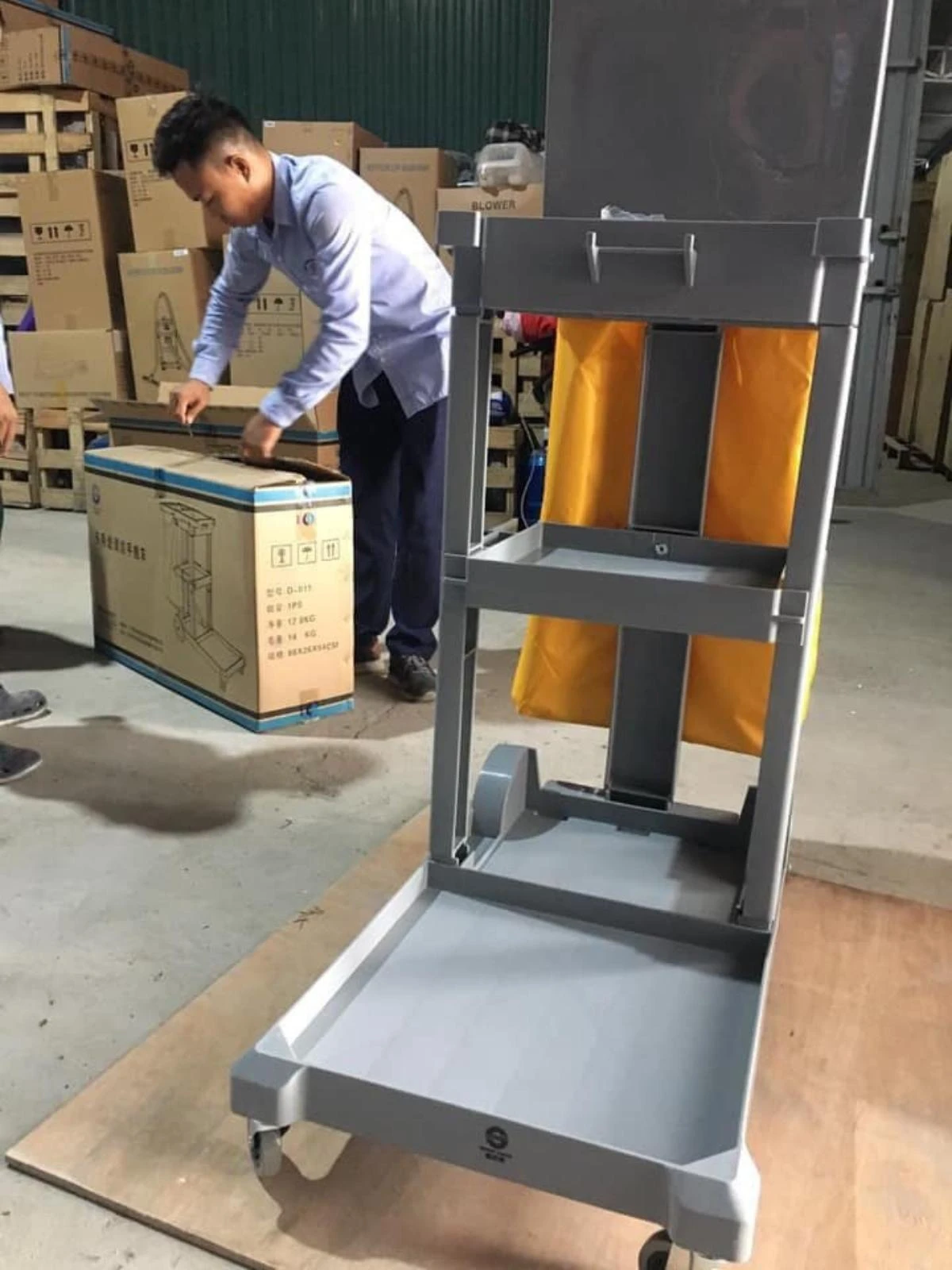 Đơn hàng xe đẩy quét rác 3 tầng Kumisai KMS 400 cho tòa nhà mới Vina Han 1