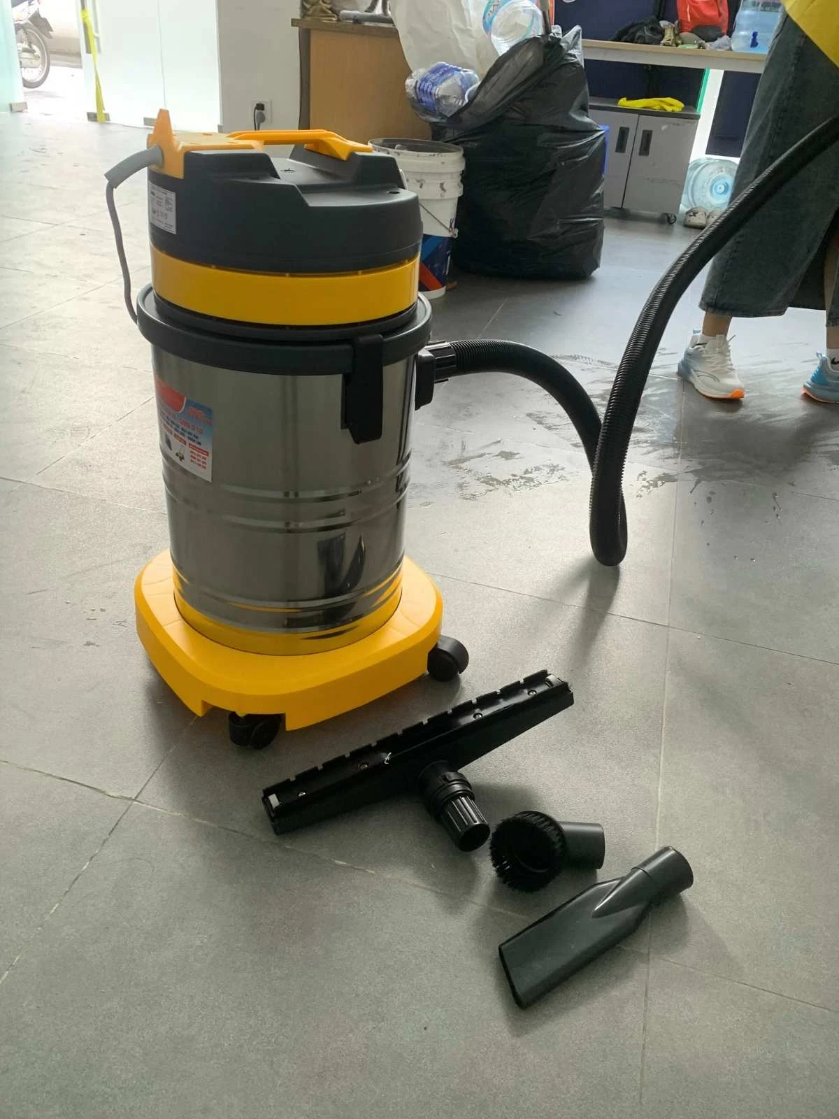 Giao thành công máy hút bụi Kumisai KMS 30L cho Công ty TNHH Long Hòa 3