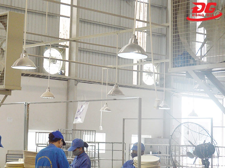 Hệ thống quạt gió lưu thông khí trong xưởng