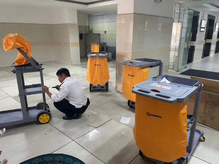 Hoàn tất bàn giao xe đẩy dọn vệ sinh Kumisai tới văn phòng Công ty Long Giang 3