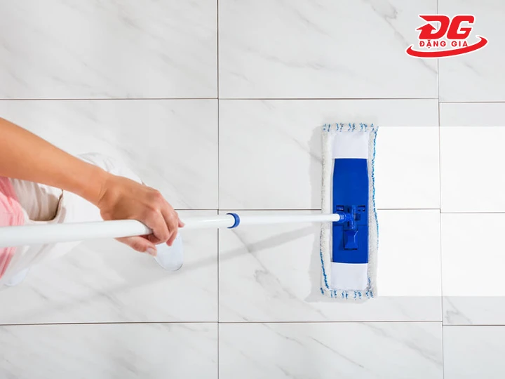 Vệ sinh sàn gạch hàng ngày