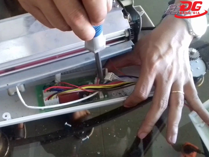 Khi nào nên thay bánh răng máy ép plastic