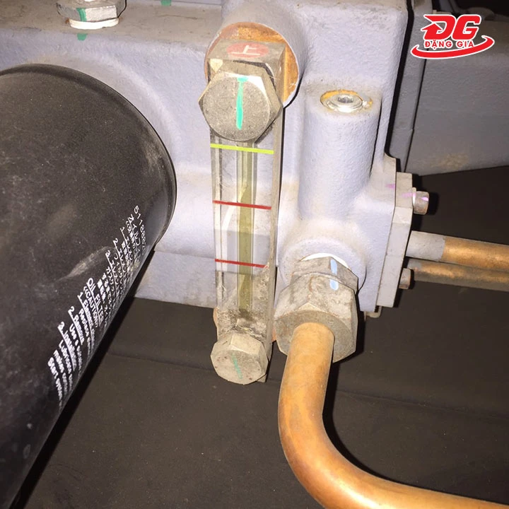 kiểm tra dầu máy nén khí trục vít