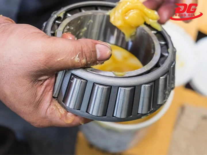 Kiểm tra lượng dầu bôi trơn ở quạt và hộp số