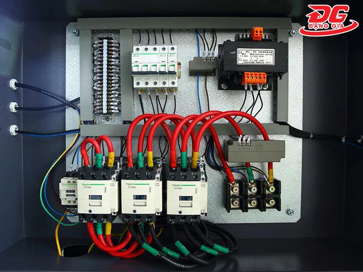 kiểm tra mạch điện của máy nén hơi trục vít