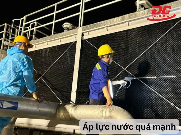 Làm sạch fill bằng áp lực quá mạnh