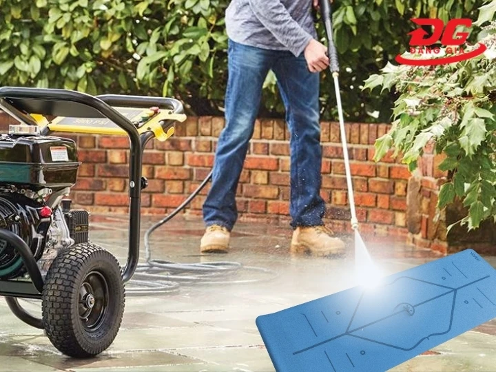 Làm sạch sâu thảm cao su bằng máy phun áp lực