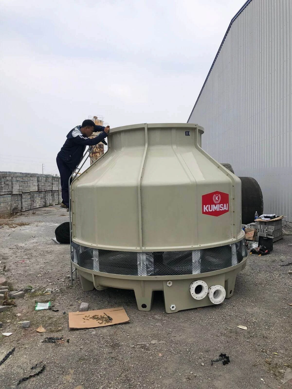 Giao và lắp đặt tháp giải nhiệt Kumisai KMS 100RT cho nhà máy hóa chất Đông Á 1