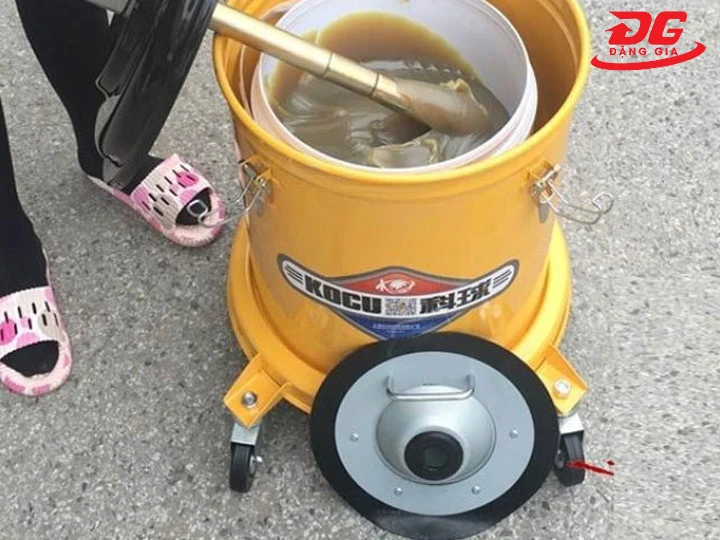 máy bơm mỡ bằng tay dễ thao tác